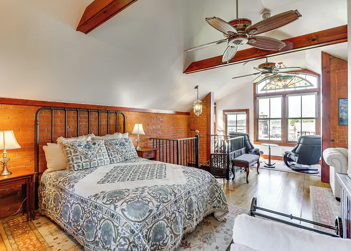 Downtown Essex Apartment - Steps To River!