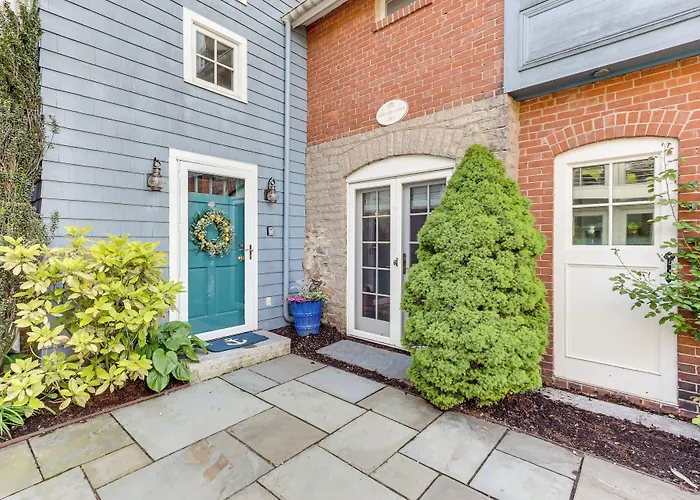 Downtown Essex Apartment - Steps To River!