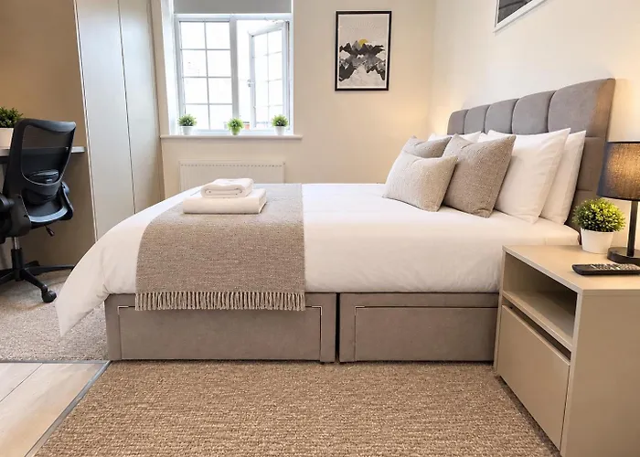 Bright Modern, Private Apartment,15 Mins To Central London