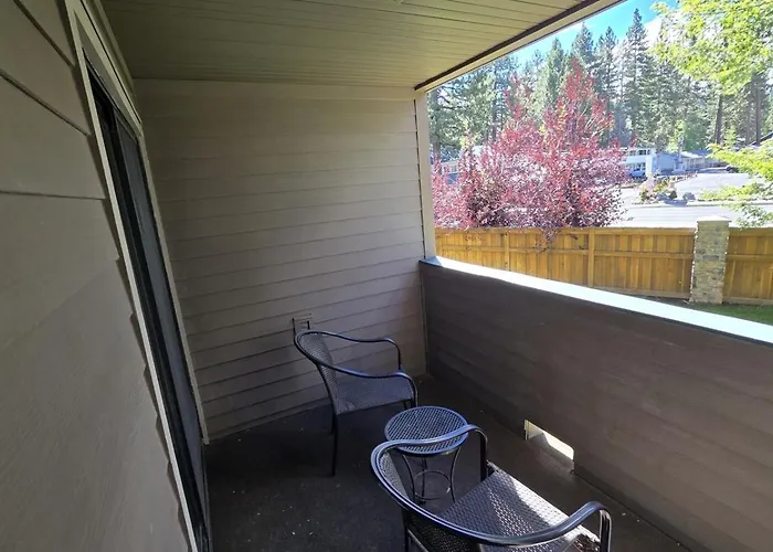 Heavenly Lakeside Retreat Close To Downtown