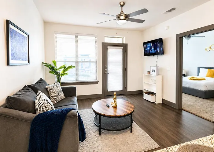 7 Min From Iah Business-Ready Condo W Pool & Wifi