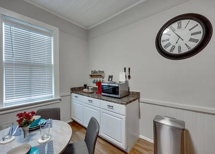 Cozy 1 Bed Historic Elmwood Park-Centennial House