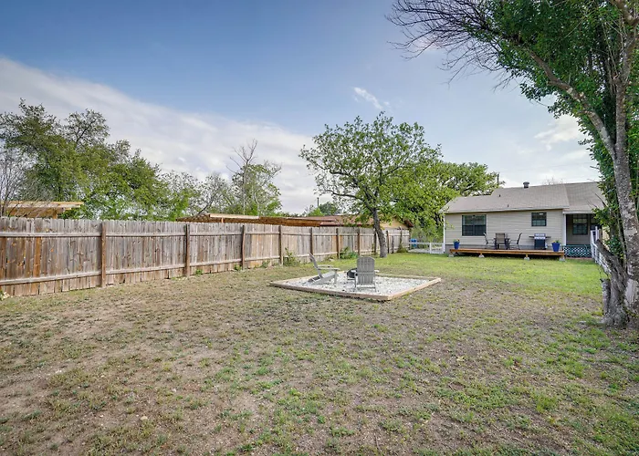 Kerrville Vacation Rental Across From River Trail!