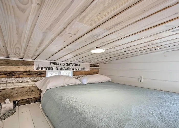 Unique Stay: 'Tiny Everest' San Antonio Home!
