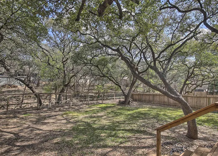 Unique Stay: 'Tiny Everest' San Antonio Home!