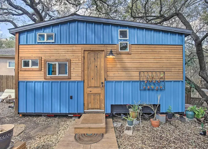 Unique Stay: 'Tiny Everest' San Antonio Home!