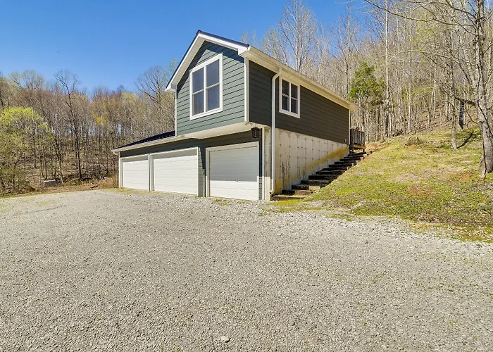 Cozy Lewisburg Getaway W/ Deck + Lake Access!