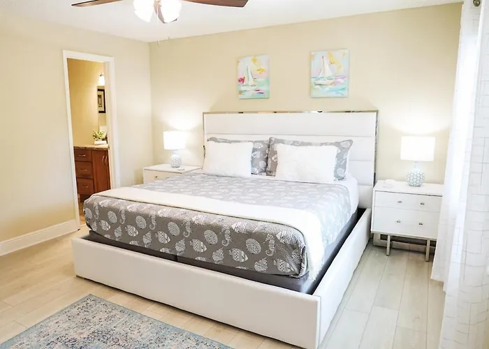 Sunnyside Palms - 2Br, Poolside, 5 Min To Beach