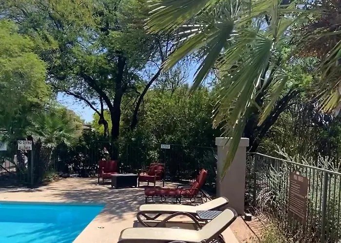 Spacious Tucson Retreat 3 King Beds Poolsspas, Mountain Views, Hikinggolf
