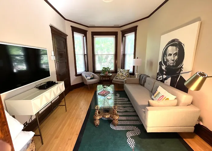 Classic Chicago Upstairs Apt Private Balcony