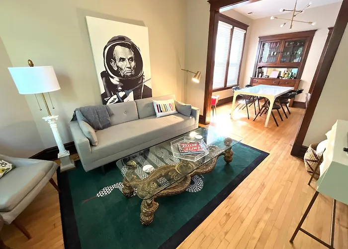 Classic Chicago Upstairs Apt Private Balcony