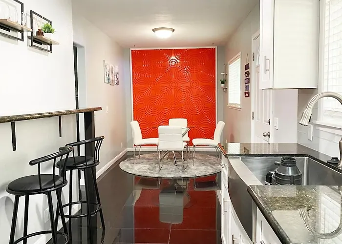 Cozy 1Br • Rainfall Shower • Fireplace • Parking