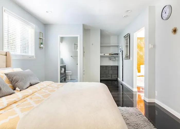 Cozy 1Br • Rainfall Shower • Fireplace • Parking