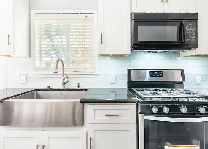 Cozy 1Br • Rainfall Shower • Fireplace • Parking
