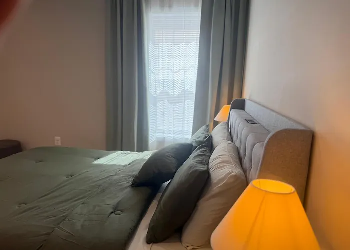 Private 2Br Apartment - Free Off Street Parking, Fast Wi-Fi & Laundry