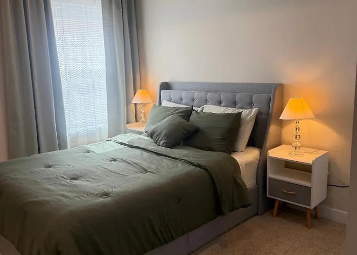 Private 2Br Apartment - Free Off Street Parking, Fast Wi-Fi & Laundry