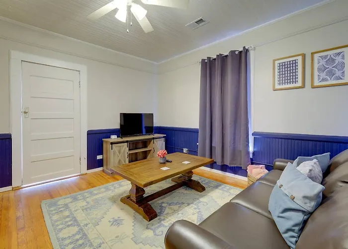 Cozy Centennial House Upstairs - Downtown Columbia