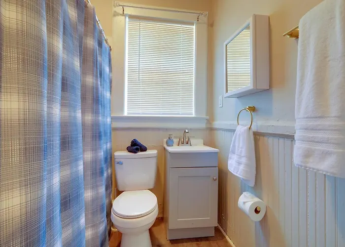 Cozy Centennial House Upstairs - Downtown Columbia