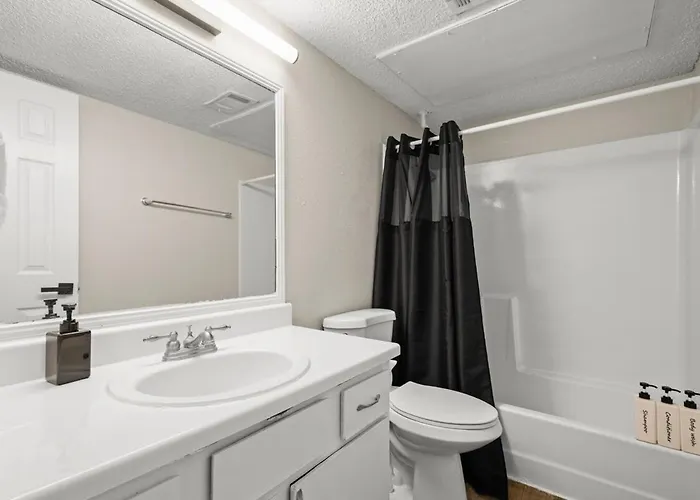 Modern 1Br Getaway With King Bed, Pool, Free Parking And Near Austin