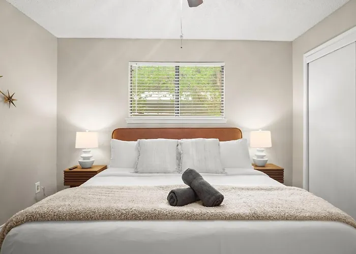 Modern 1Br Getaway With King Bed, Pool, Free Parking And Near Austin