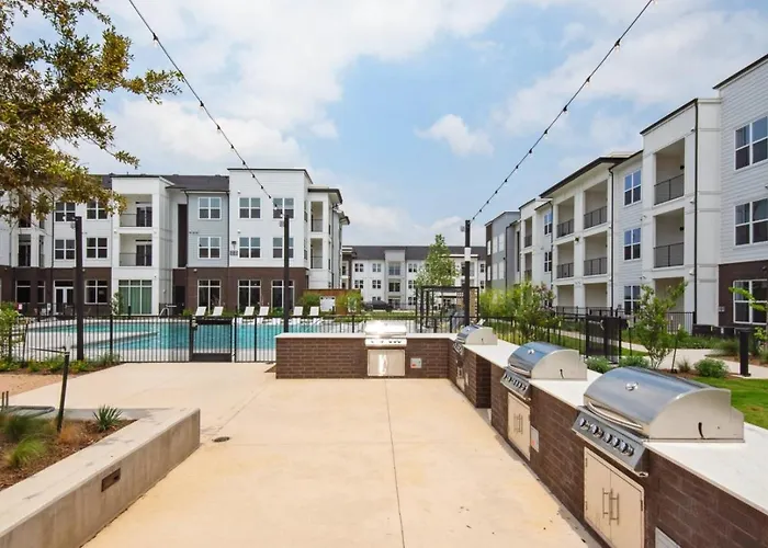 Elegant 1Br Escape Modern Comforts Mer 2208