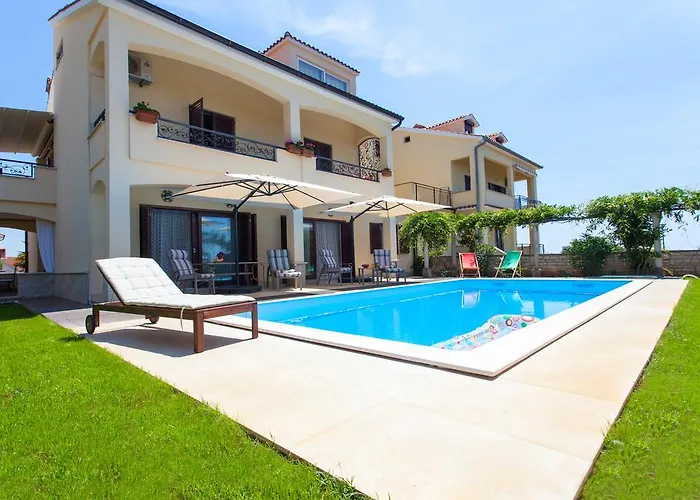 Premium Central Apartments - With Pool