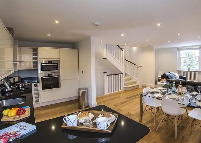 Finchley Central Luxury 3 Bed Triplex Loft Style Apartment