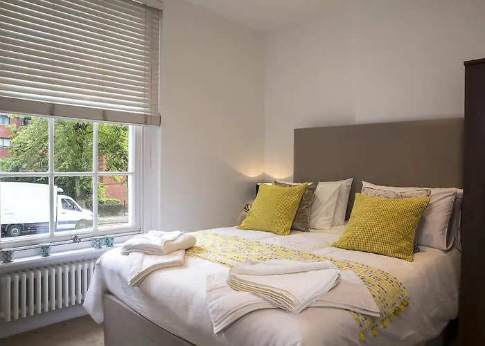 Finchley Central Luxury 3 Bed Triplex Loft Style Apartment