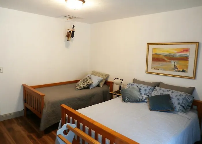 New Charming 2 Bedrooms Unit Close To Everything