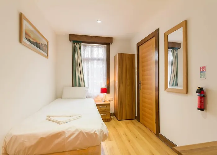 Airport Hotel: Brick Lane Hotel