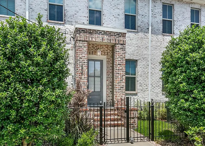 Spacious Loft-Style 3Br Townhouse By Hosteeva