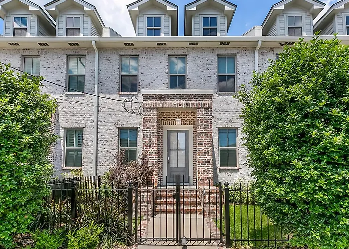 Spacious Loft-Style 3Br Townhouse By Hosteeva