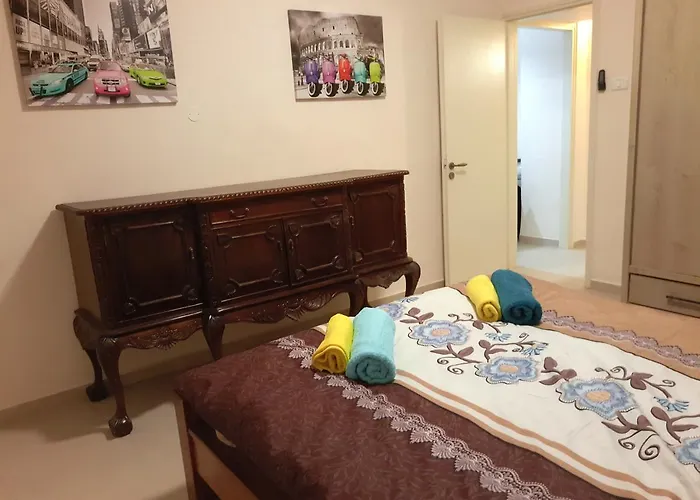 3 Stairs Only To Cozy Flat On Hillel St