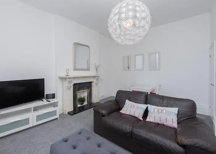 Spacious One Bedroom Apartment With A Sofa Bed Offering A Sea View Sleeps Four