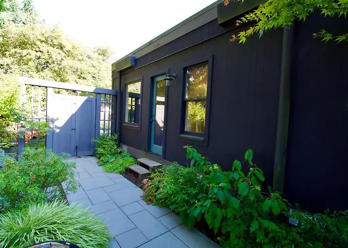 Phinney Ridge Flat With Backyard Oasis