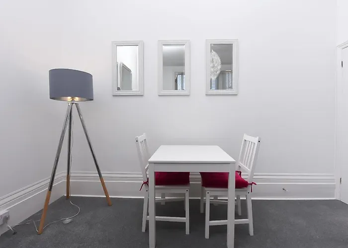 Spacious One Bedroom Apartment With A Sofa Bed Offering A Sea View Sleeps Four