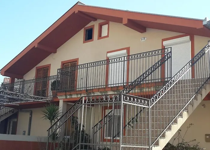 Jovana -- Porodicni Apartmani Igalo
