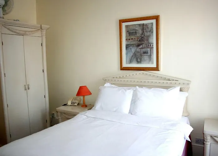 Hartland 2-Bedroom Apartments With Bfast And Parking
