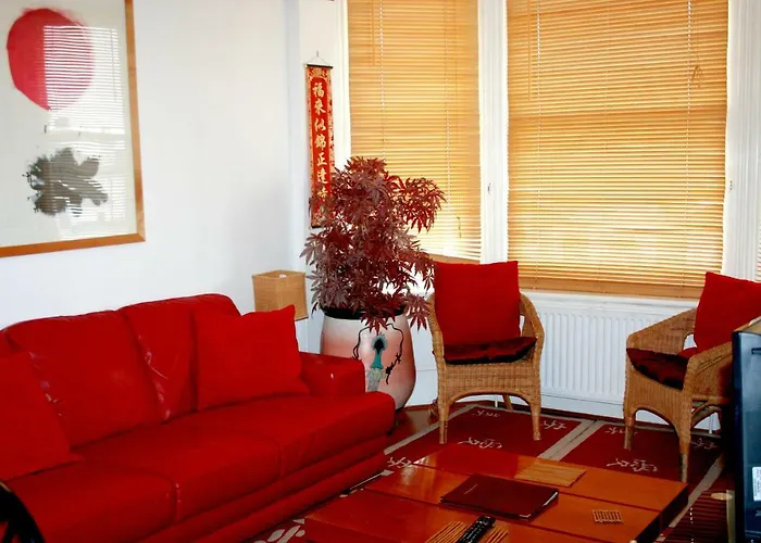 Hartland 2-Bedroom Apartments With Bfast And Parking