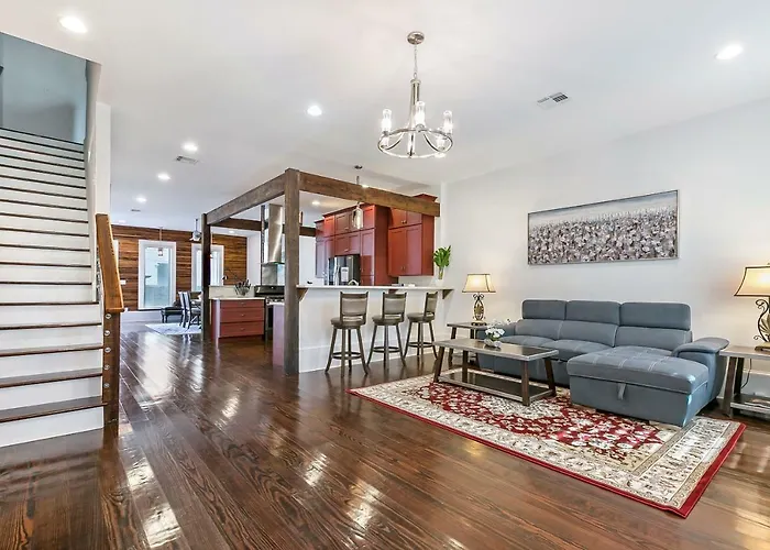 Spacious Loft-Style 3Br Townhouse By Hosteeva