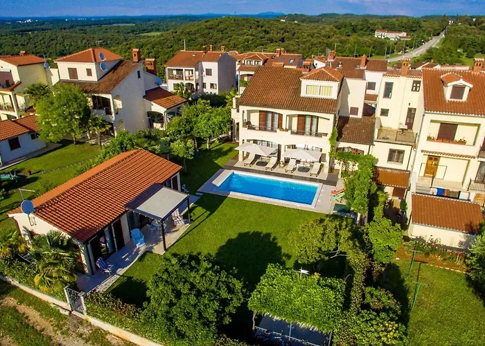 Premium Central Apartments - With Pool