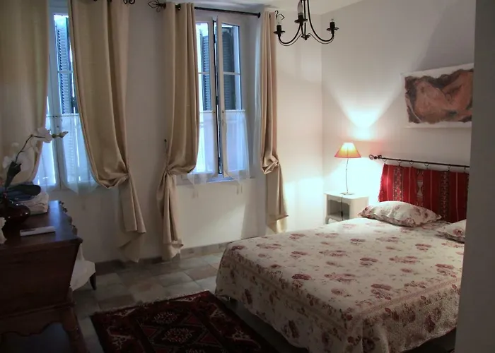 Appartement Avec Patio Et Garage Centre Ville Et Plage