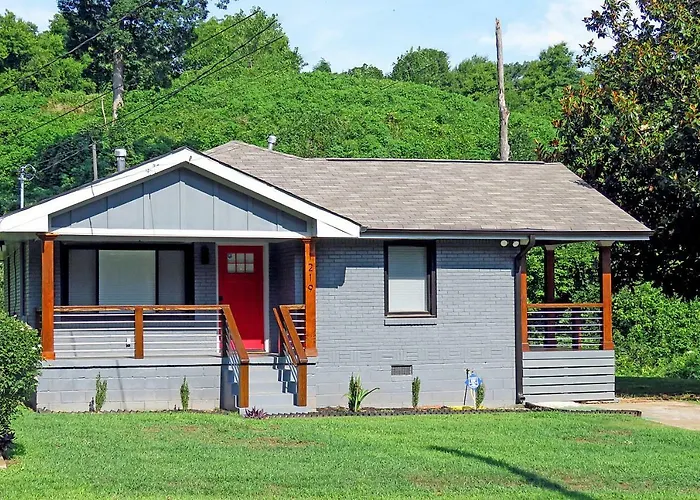 Modern Bungalow Near Downtown