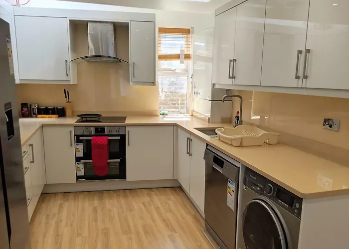 Spacious 2-Bed Apartment In Central Kingston Near Richmond Park