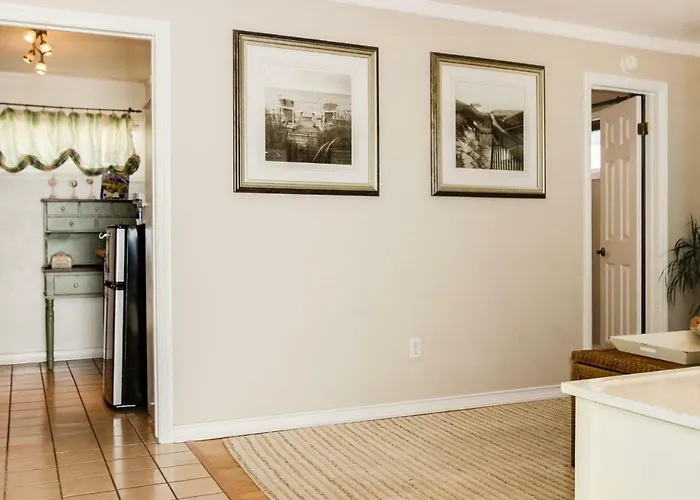 La Jolla Cottage Cozy & Charming Cottage W/ A Private Patio - Just Steps From The Beach