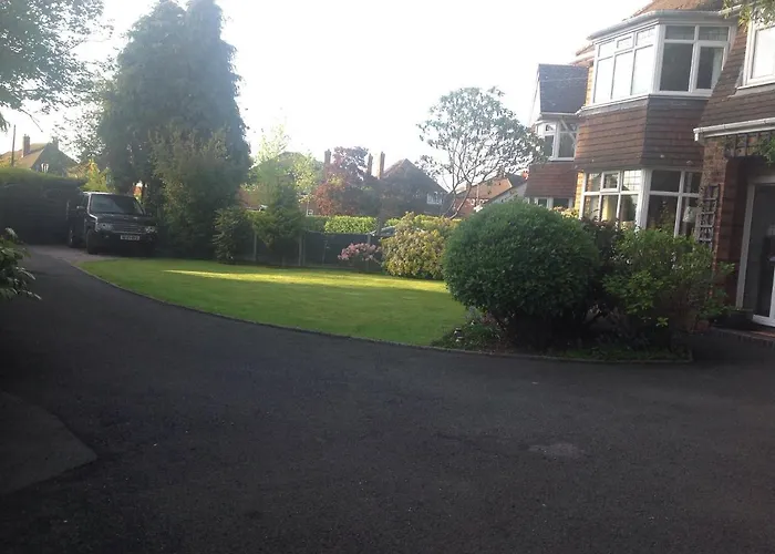 Oakleigh 1 Bed Ground Floor Garden View Apartment Free Onsite Parking
