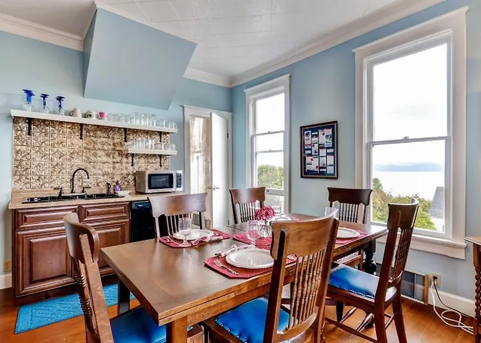 'Astoria Painted Lady' Historic Apt W/ River View!