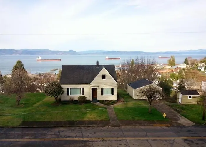 'Astoria Painted Lady' Historic Apt W/ River View!