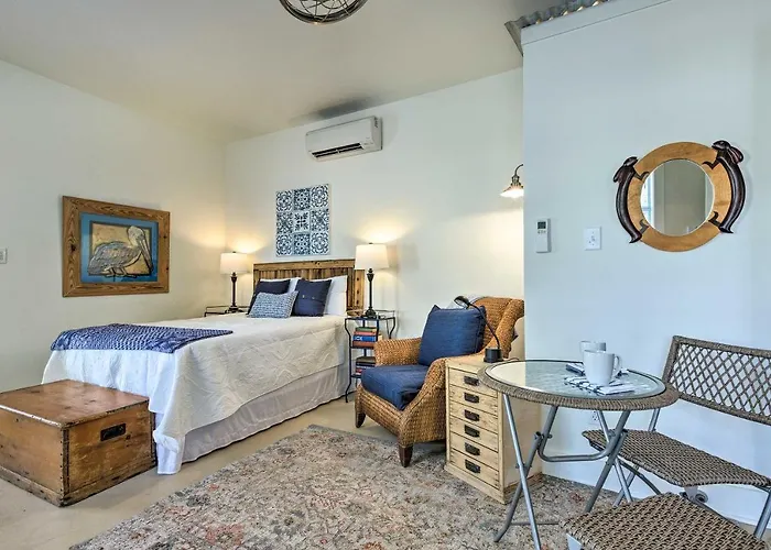 Old Town Getaway, Walk To Shopping, Dining & Bay!