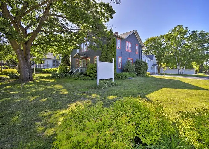 Walk To Dtwn Shops & Eats: Sturgeon Bay Retreat